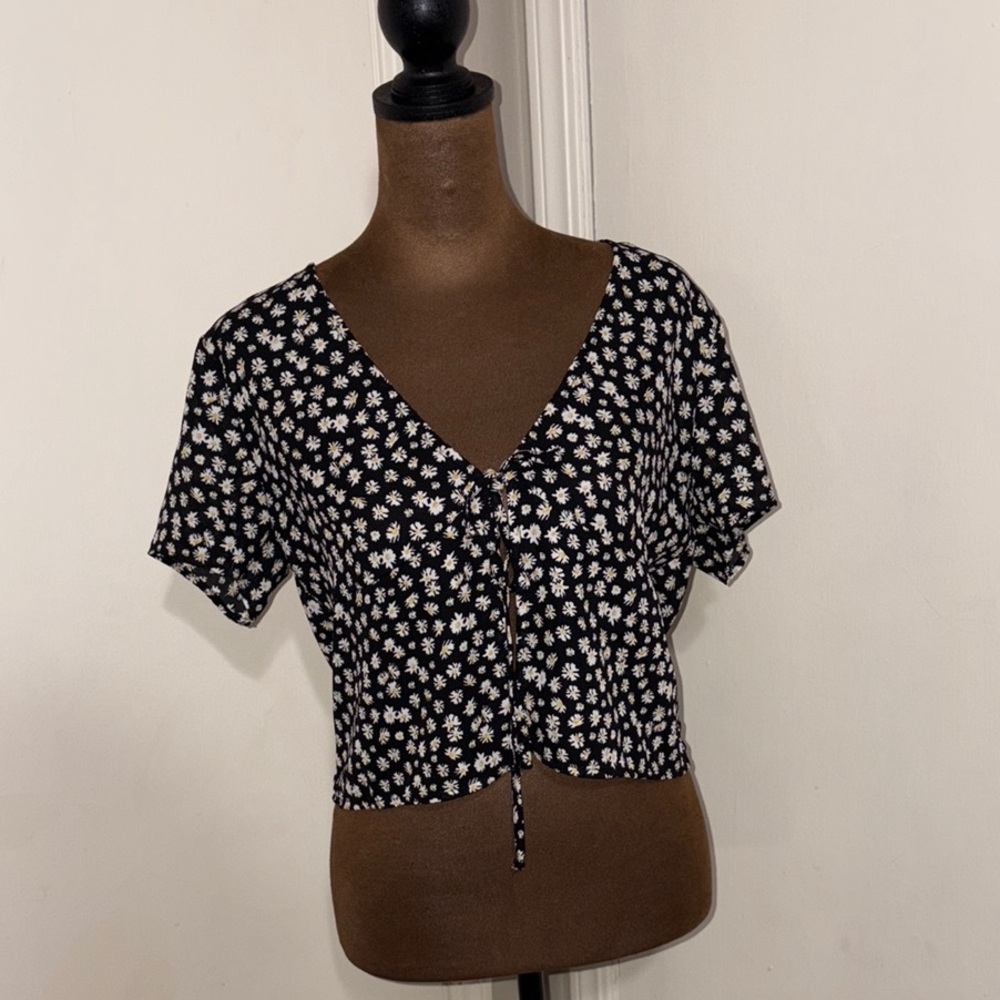 Rue21 Black and White Crop Tie Front Blouse